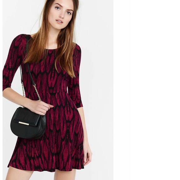 Robe Courte Express – Encolure Dégagée – Rouge à Imprimé Plumes – Taille L – Neuf Avec étiquettes